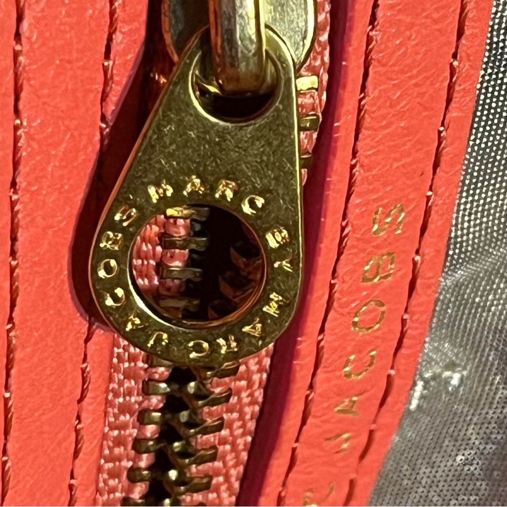 Elegant Marc Jacobs Coral Leather Shoulder Bag - Picture 12 of 13